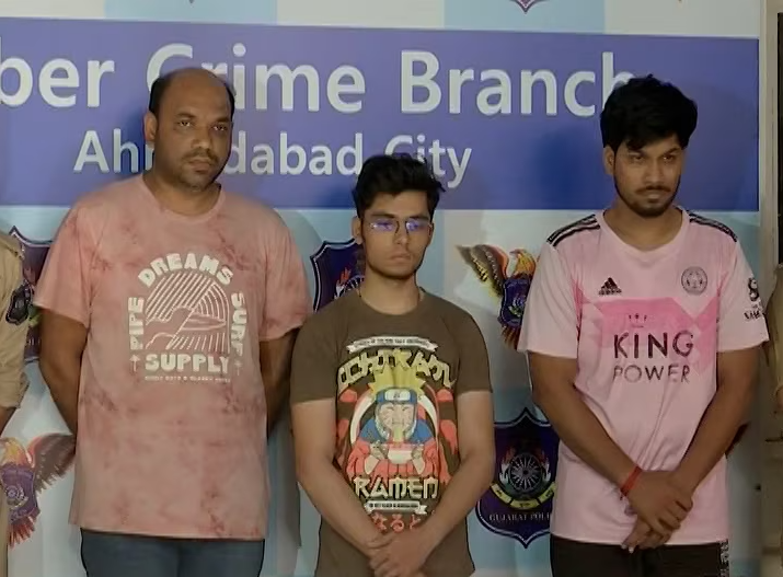 BenefitNews24's tweet image. #Rajkot સીસીટીવી ફૂટેજ લિક કેસ

સાયબર ક્રાઇમ બ્રાન્ચે વધુ 3 શખ્સોની ધરપકડ કરી

સુરતના પરીત ધામેલિયા, મહારાષ્ટ્રના રોયન પરેરા અને વૈભવ માને ઝડપાયા

પરીત ધામેલિયા અને રોયન પરેરાએ હોસ્પિટલના સીસીટીવી ફૂટેજ હેક કર્યા હતા

વૈભવ માને મુખ્ય આરોપી પ્રજ્વલ તૈલીનો સાથીદાર

પ્રાથમિક