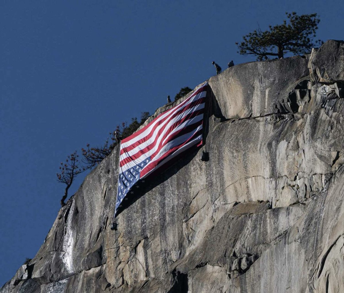 "National Park Service rangers have pulled off a brilliant action in Yosemite Park on El Capitan by deploying a massive American flag upside down in the traditional sign of distress or extreme emergencies."

— <a href="/other98/">The Other 98%</a>

🔎🇺🇸⚠️