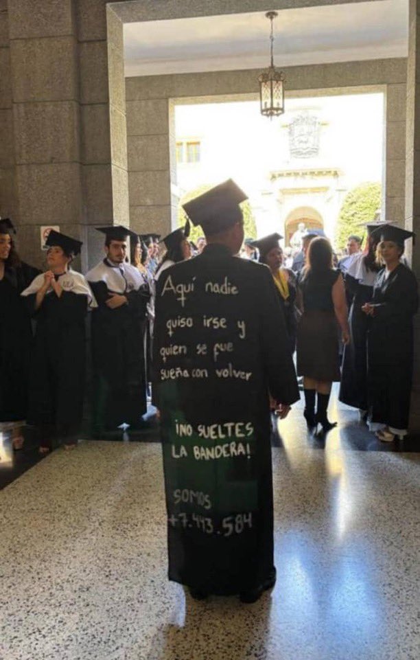 Es un gesto muy significativo y valiente por parte de los graduandos de la ULA. Vestir mensajes de libertad para los presos políticos en su acto de grado demuestra un fuerte compromiso con la justicia y los derechos humanos. Estos actos simbólicos pueden generar conciencia y