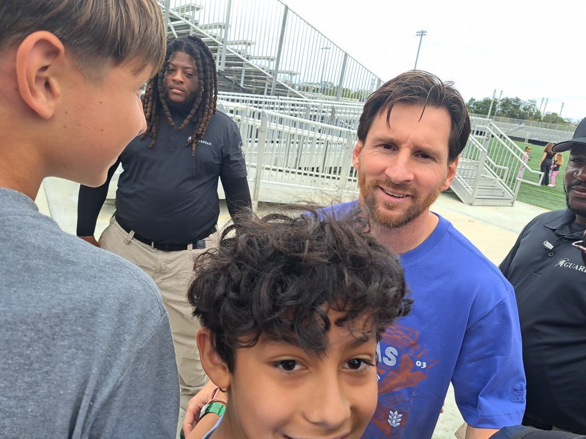 Boys 2013 Elite player, Axel Paredes got to take a picture with Messi at the Weston cup tournament 

#fc1 #messi #soccer #westoncup #tournament
