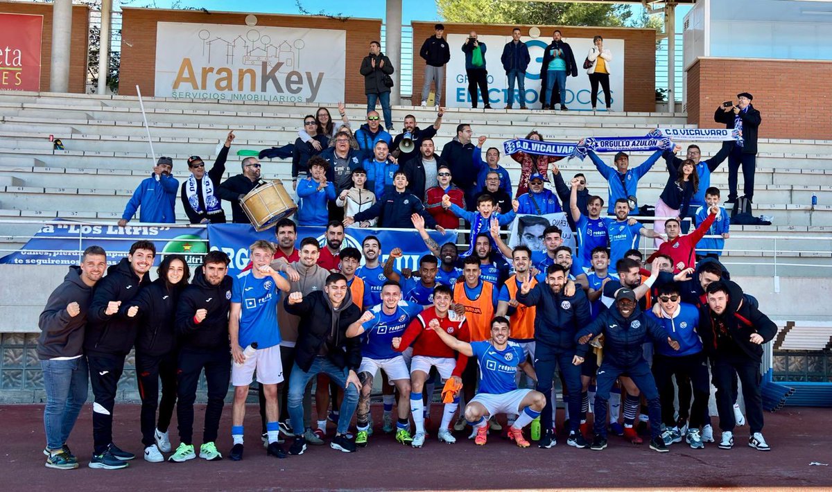 En Madrid hay un equipo, q viste de azul y blanco, sus jugadores son leones y la afición todo su barrio! Cuando me pongo su bufanda, todo lo malo se me cura…
En puestos de ascenso! Grande <a href="/CDVicalvaro/">C.D. Vicálvaro ⚽️</a>