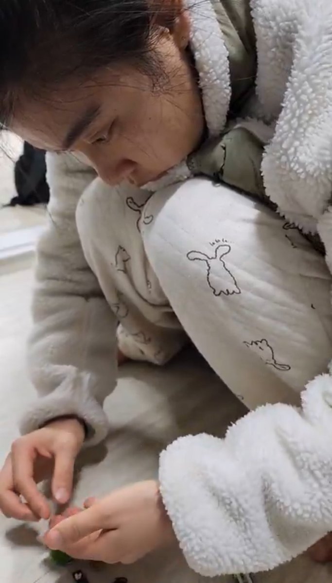 진짜 엔간 성인은.... 
무릎 이슈 고관절 유연성 이슈 등등으로 
저렇게 쪼그려앉아서 1분 버티기? 
몹시 무리. 란 말이에요
근데 저 상태로 무한집중 풀집중을 하고 잇다고