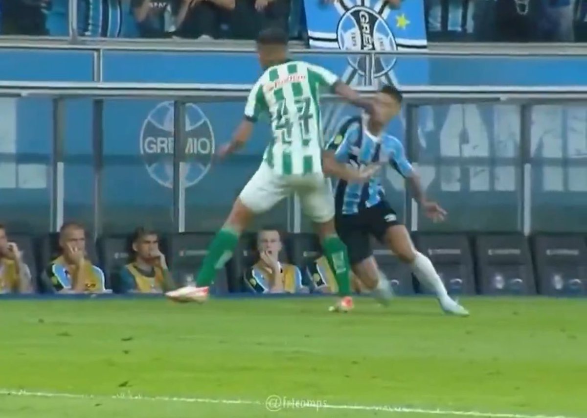 _clemir's tweet image. Fora o pênalti…

Uma cotovelada e um tapa na cara, e o VAR? Nada!

Nem precisa de VAR para isso também!

Juiz fraco e VAR ainda mais ridículo!

@OficialFGF