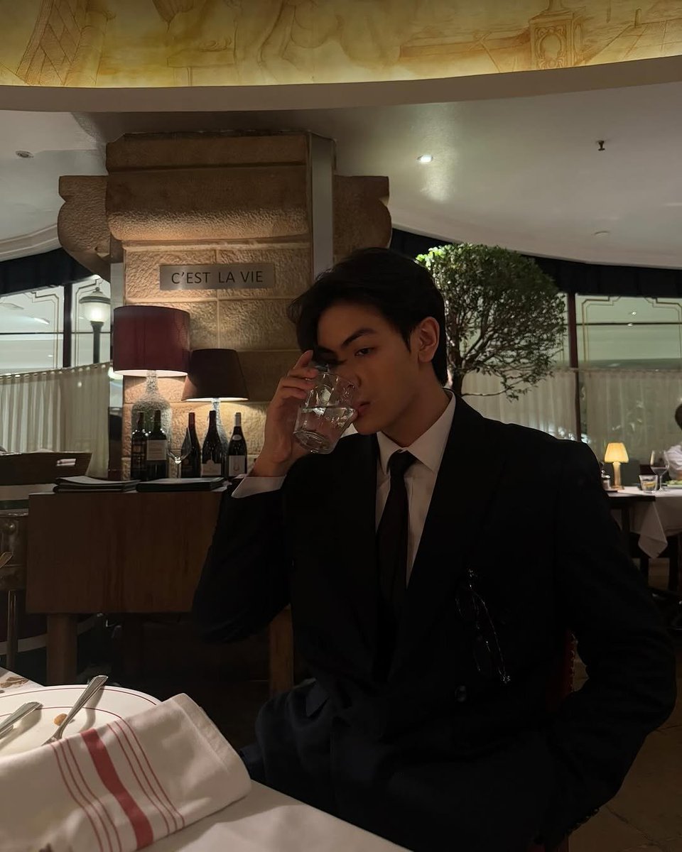 avrchen's tweet image. if i ask you on a fun little valentine’s day eve together, wearing our best outfits and visits the nearby fancy restaurant, would you take my hand and say yes to this little adventure of ours, my love?