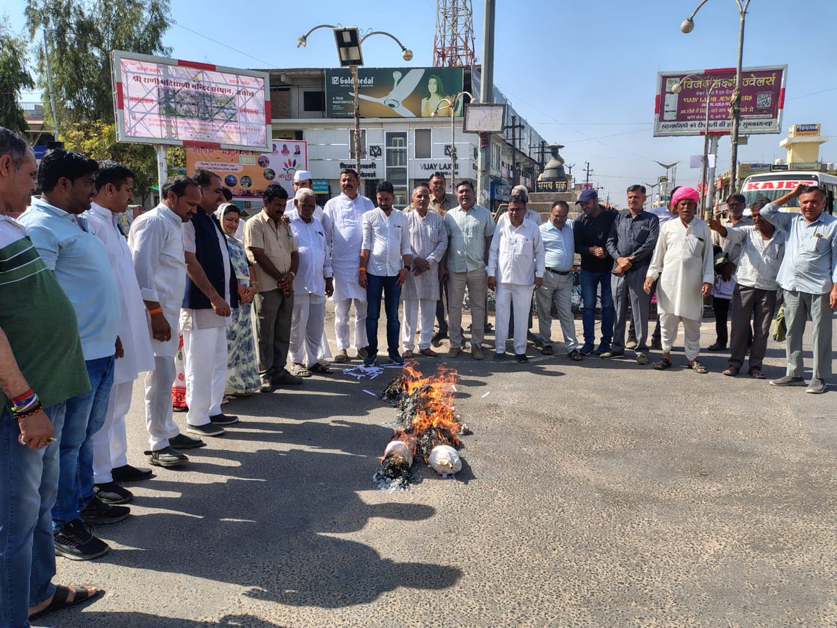 भाजपा सरकार के मंत्री द्वारा पूर्व प्रधानमंत्री श्रीमती इन्दिरा गांधीजी पर अमर्यादित टिप्पणी तथा इस पर माफी ना मांगने पर विरोध करने वाले 6 कांग्रेस विधायकों को सदन से निलंबित करने के विरोध में जालोर जिला कांग्रेस कमेटी द्वारा जिला मुख्यालय पर विरोध प्रदर्शन कर पुतला दहन किया गया।
