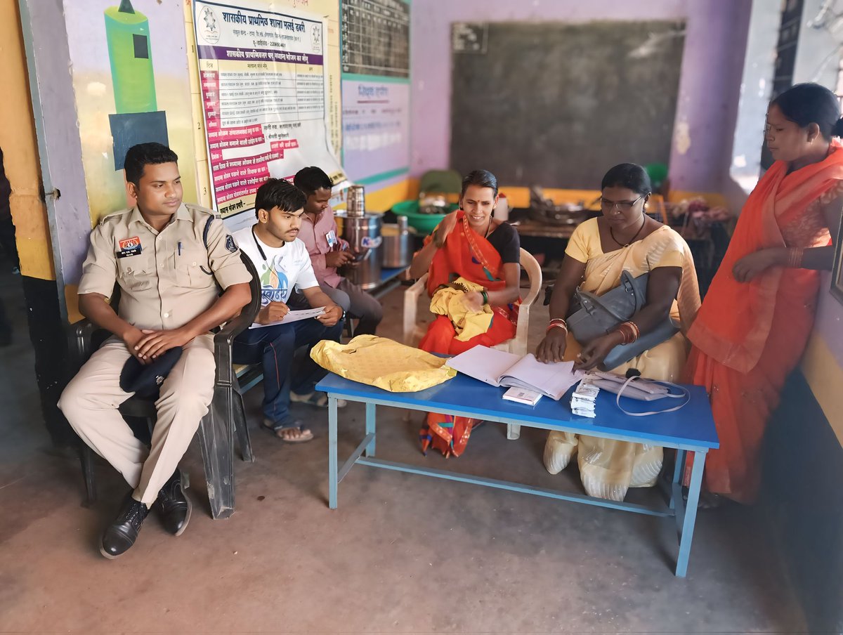 vinu_T05's tweet photo. #YuvodayRajnandgaon volunteer support Smooth #votingprocess in block dongargaon. ✨
Our Yuvoday @RajnandgaonDist volunteer collaborated with the district administration to ensure a smooth and efficient voting process in block dongargaon.
 #VotingForDemocracy
#Yuvoday_Rajnandgaon https://t.co/q8nFT8idfP