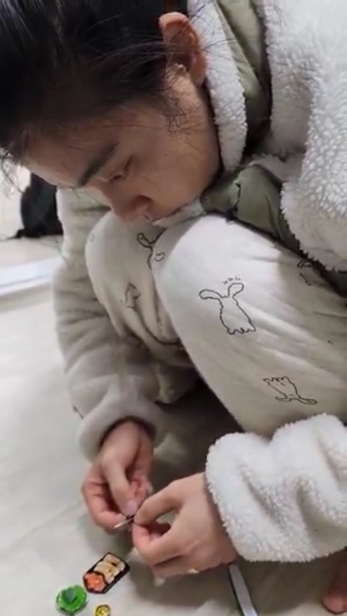 아아 시원하게 한 잔 말아먹는 이 여성과
공벌레 자세로 미니어처 맞추는 여성이 
동일인이라니