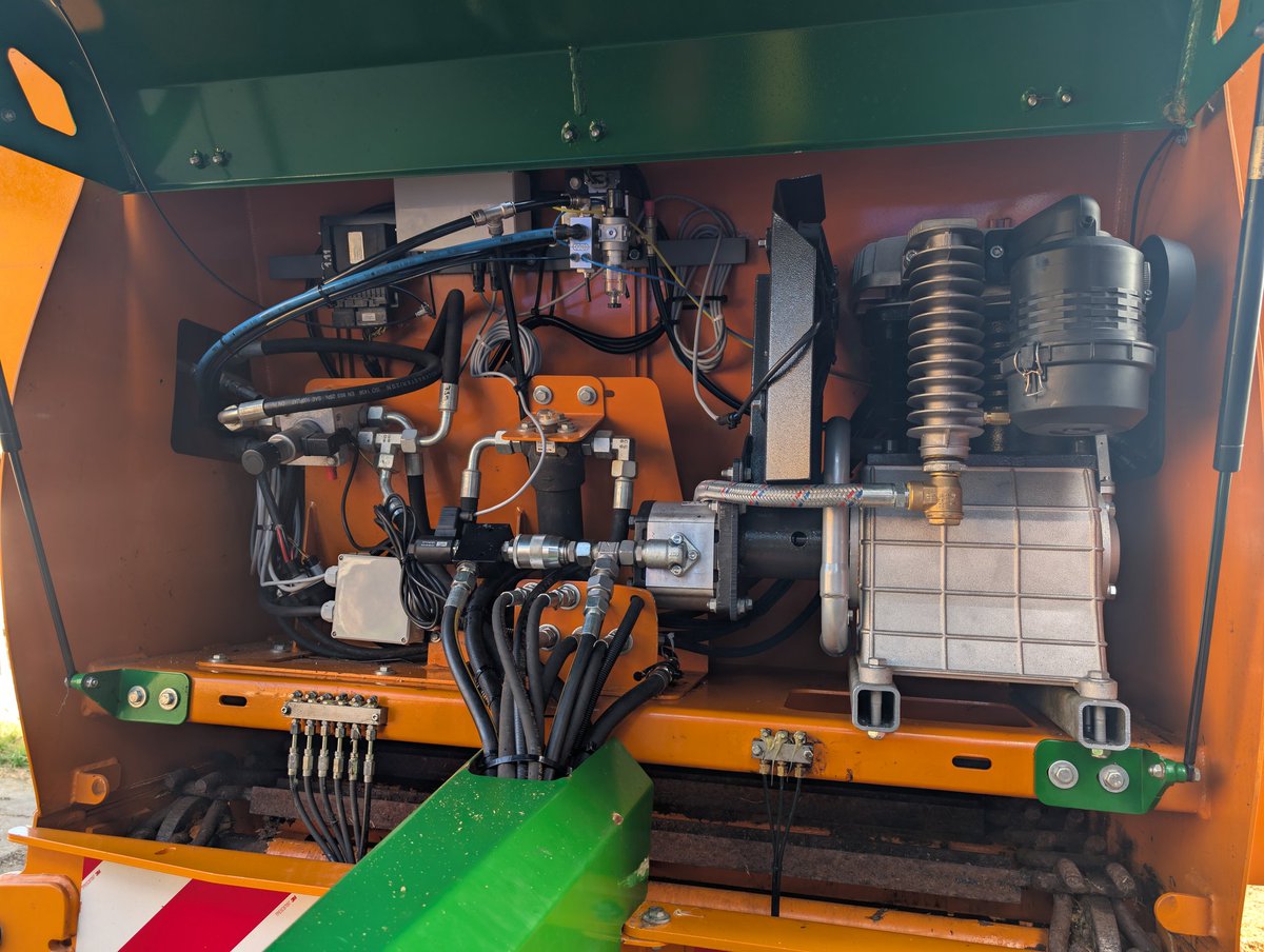 Het was een hele klus maar PTG luchtdrukwissel systeem opgebouwd op trekker en mestspreider. Verschil in bandendruk is goed te zien.