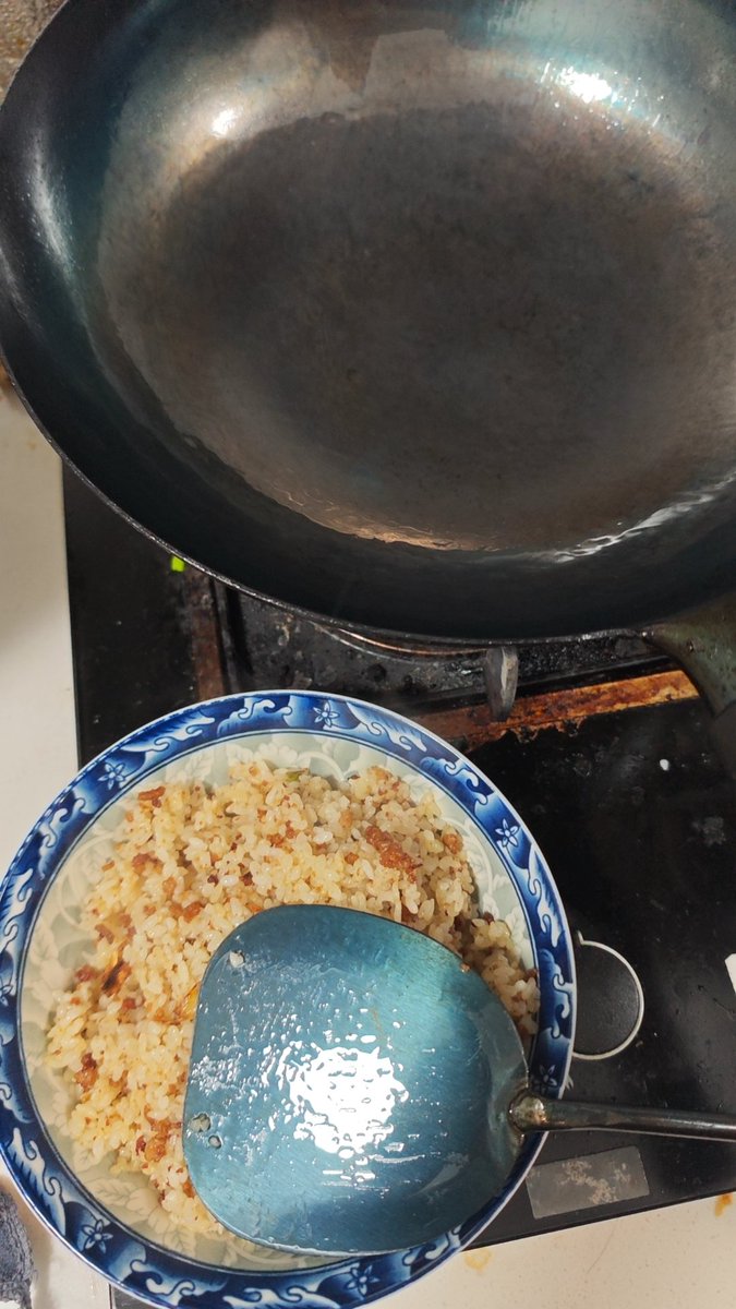 如何呢？炒完蛋炒饭，锅还没洗，干净到这种程度，这锅养的不错吧