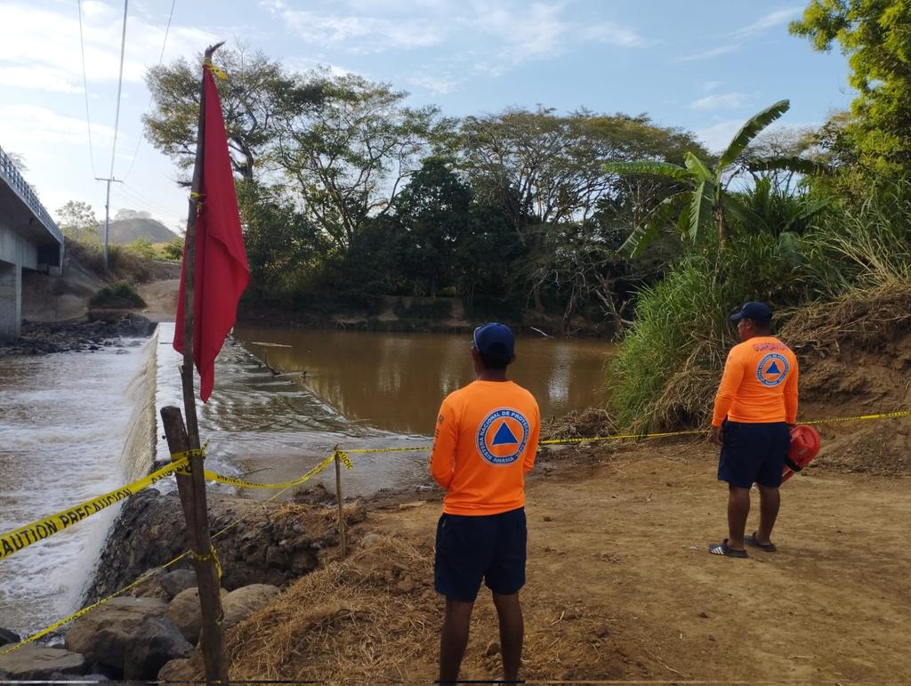 SINAPROC PANAMA (@sinaproc_panama) on Twitter photo #Herrera | Nuestro personal se mantiene en operativo de vigilancia y seguridad en el río La Villa, balneario Las Cabras. Se mantiene la bandera roja, el río se mantiene turbio por fuertes lluvias en la cabecera del mismo.
<a href="/MinGobPma/">Ministerio de Gobierno de Panamá</a> #Herrera | Nuestro personal se mantiene en operativo de vigilancia y seguridad en el río La Villa, balneario Las Cabras. Se mantiene la bandera roja, el río se mantiene turbio por fuertes lluvias en la cabecera del mismo.
<a href="/MinGobPma/">Ministerio de Gobierno de Panamá</a>