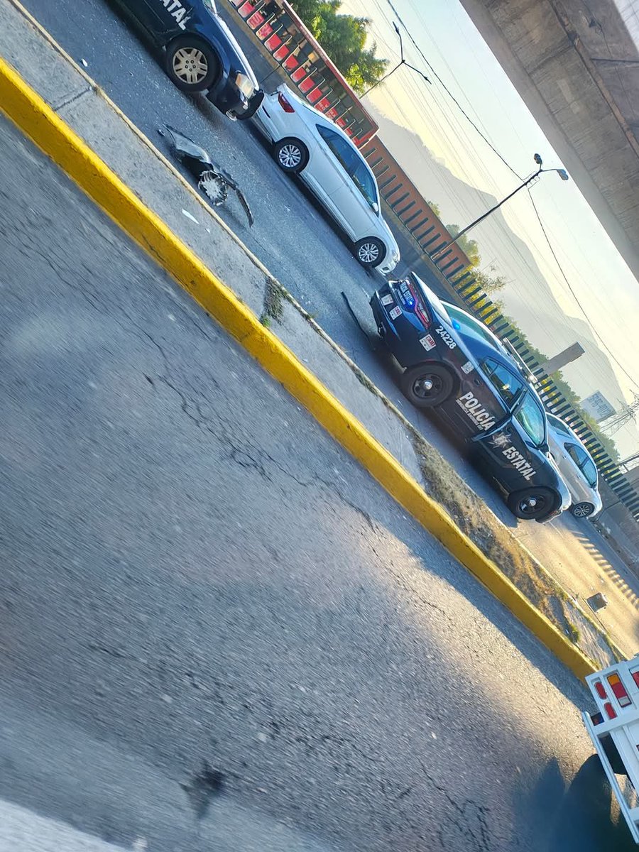 Peri_alNorte's tweet photo. Fuerte accidente en carriles de alta, bajando a #TEQUEX #PRECAUCION #07:50AM
manejen con cuidado, policías abanderando zona... https://t.co/otF4Uoa7et