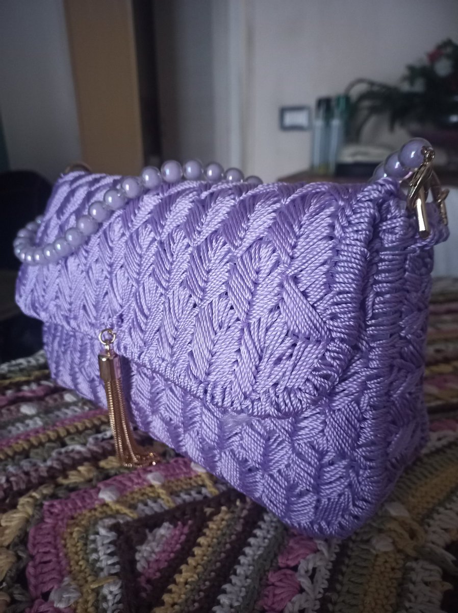 LittleCatYarn's tweet photo. small, compact and wisteria-colored...it's finally over❤️💖https://t.co/XZ0nTOlmDw #crochet #crochetbags #lifestyle #handmade https://t.co/DqtI8gUceJ