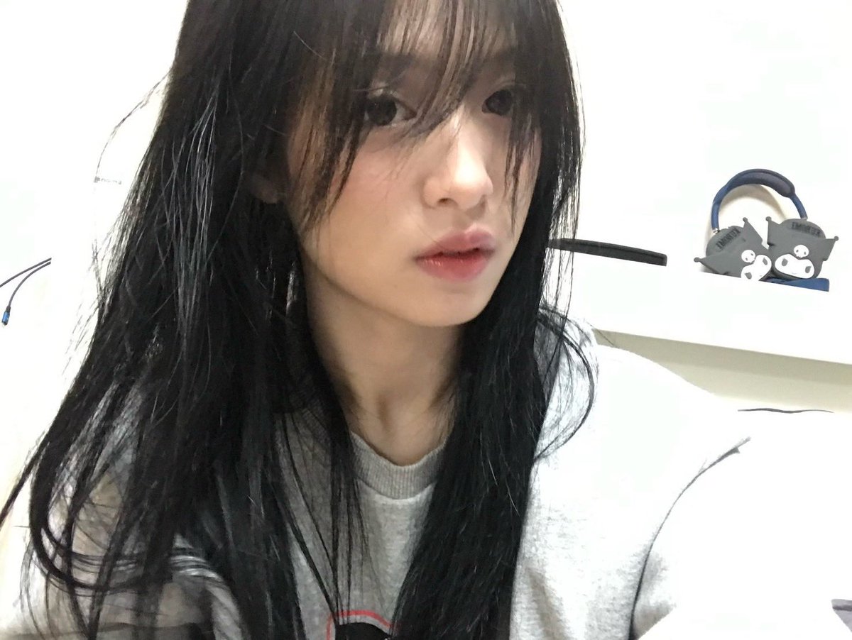 picbaemon's tweet photo. AHYEON WEVERSE UPDATE https://t.co/QY8pv3jnfx