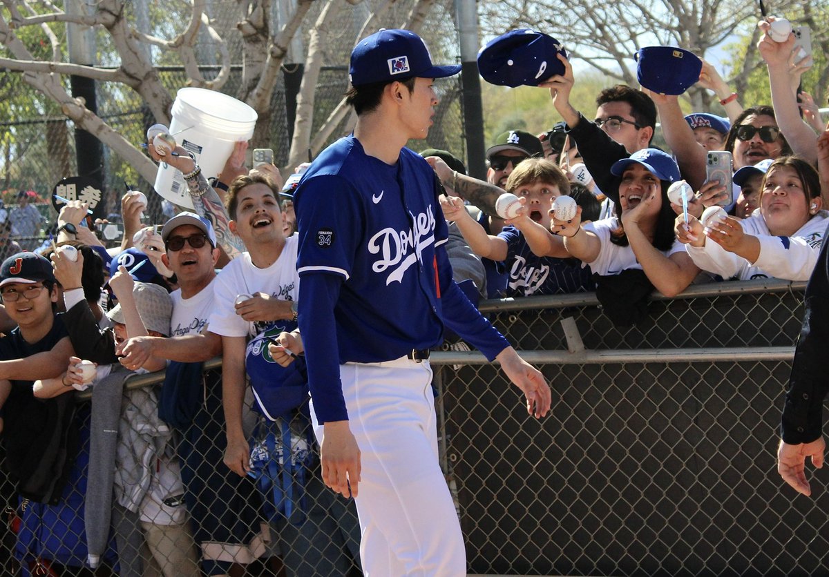 roblespan's tweet image. #DodgersST #CamelBackRanch #SpringTrainging #WSChamps ##RōkiSasaki