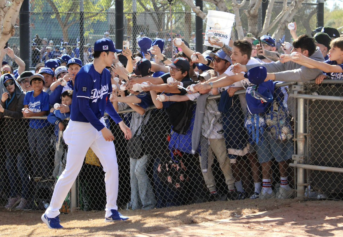 roblespan's tweet image. #DodgersST #CamelBackRanch #SpringTrainging #WSChamps ##RōkiSasaki