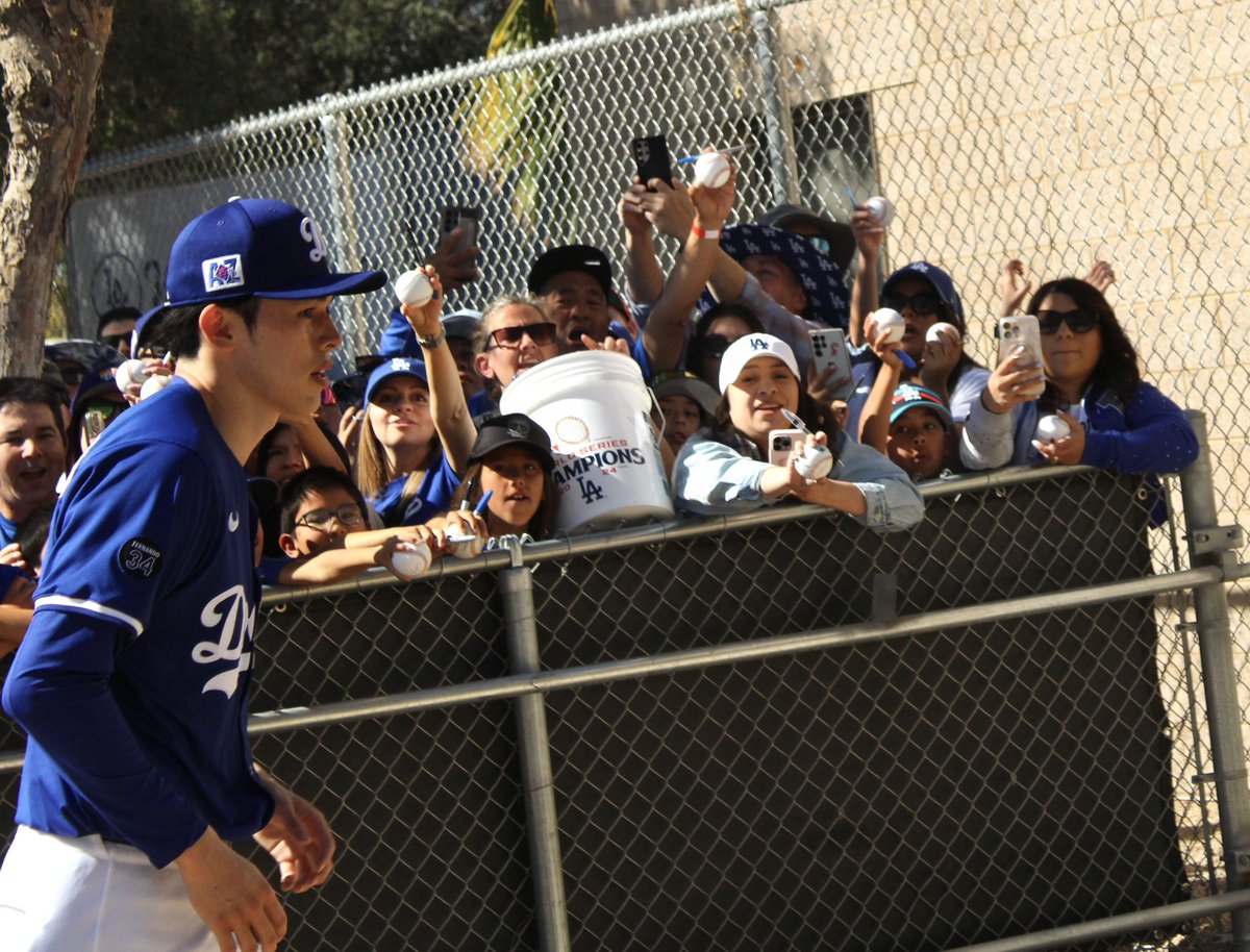 roblespan's tweet image. #DodgersST #CamelBackRanch #SpringTrainging #WSChamps ##RōkiSasaki