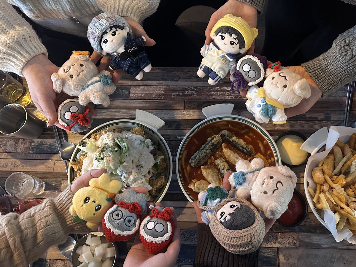말로만 듣던 고포 입성 ‼️두둥‼️
계단 입구부터 여기도 세븐틴 저기도 세븐틴🤩
혼자라도 가볼까 했었는데욥🥹😭 같이 가자고 해준 에떼랑 해님이 덕에 외롭지않게 전시회도 고포도 즐겼습니다요💕 뉴 트친 지니도 만나고 아주 그냥 행복 만땅으로 채워서 컴백홈😆
캐랜 때도 만나자구우〰️!!