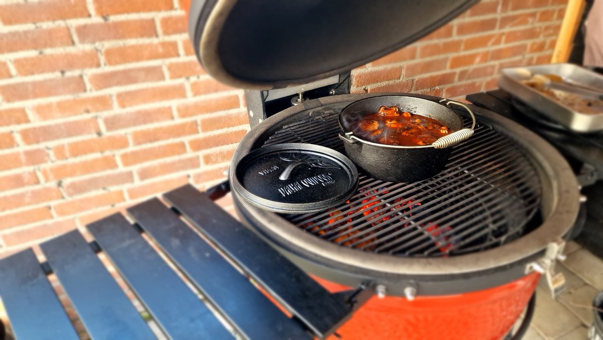 ABurghouts's tweet image. #PulledChicken in the making.. 

#komadojoe #Dutchoven #ValhalOutdoor 

@KamadoJoe