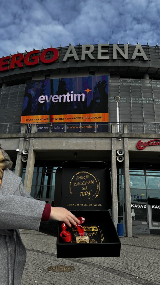 Licytacja dobiegła końca, a dziś oficjalnie przekazałem medal Pani <a href="/martasza/">Marta</a>, która prosiła o anonimowość, stąd zdjęcie bez wizerunku. 
Dziękuję, medal zostaje w Sopocie! 
<a href="/treflsopot/">Energa Trefl Sopot</a> 🟡⚫️
#plkpl