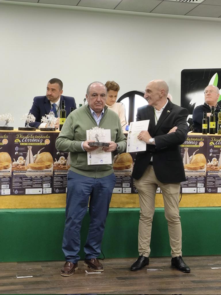 En #DiadelaTostadadeArroniz, los #RestaurantesdelReyno recibimos un reconocimiento por nuestra labor gastronómica  #Navarra
#TrujalMendia
#Arroniz