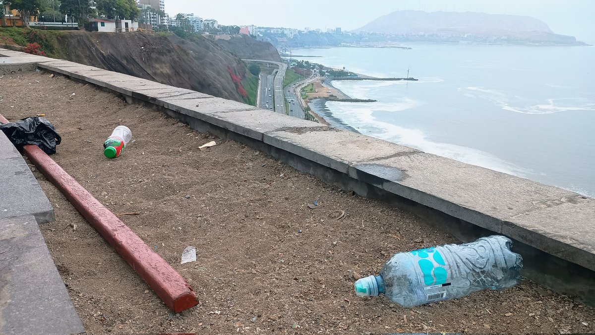 Un basurero..así queda el mirador de LarcoMar todos los fines de semana..y la <a href="/MuniMiraflores/">Muni de Miraflores</a> brilla por su ausencia...aunque para perseguir humildes ambulantes son los primeros