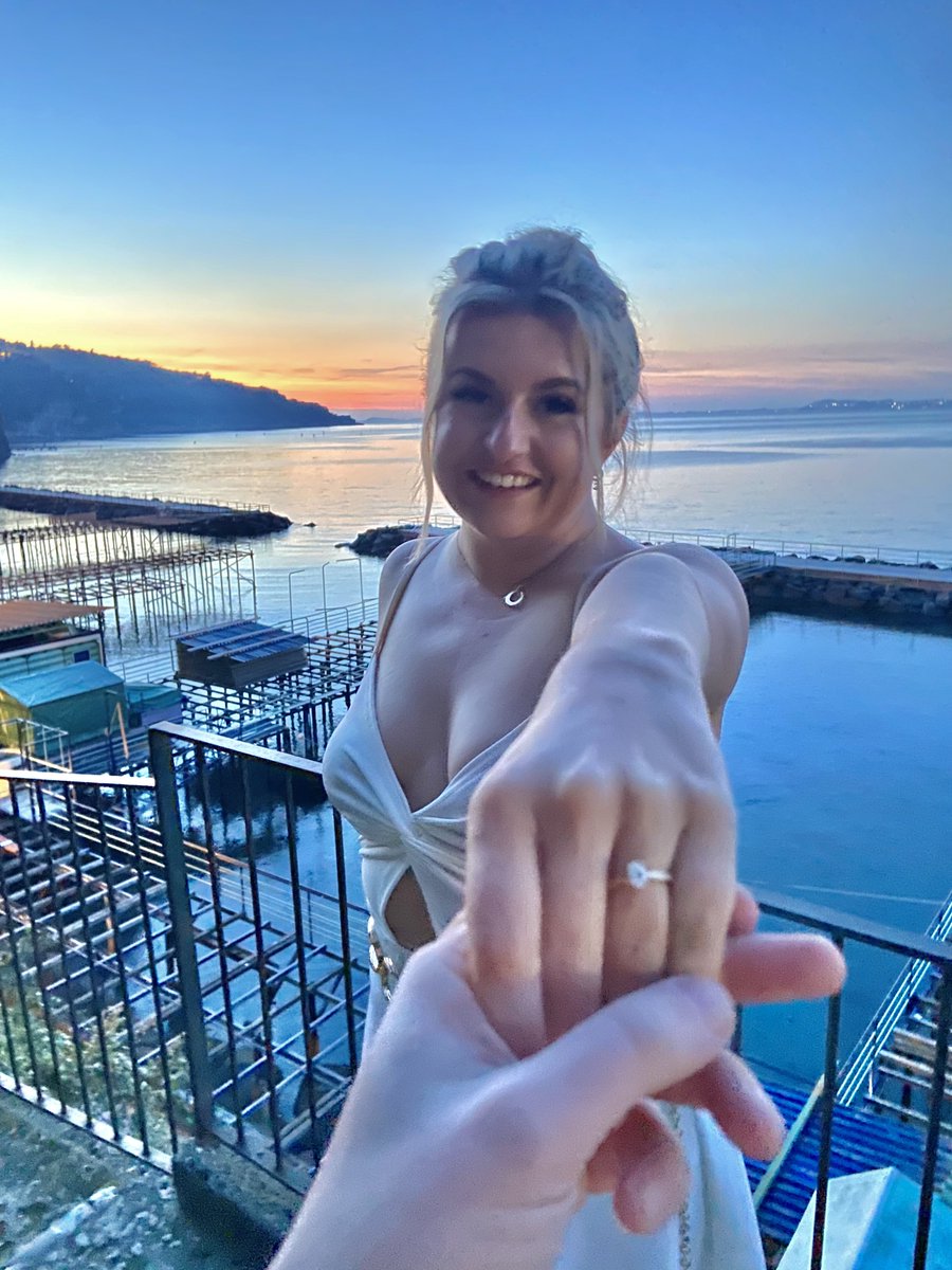 Sorrento 🇮🇹 Day II

The day my girlfriend became my fiancé 💍

With a beautiful sunset overlooking the Bay of Naples, in the city where we first went on holiday and said ‘I love you’ for the first time, Sorrento became even more special.

A trip we’ll never forget 👩🏼‍🤝‍👨🏽

Te Amo Roo