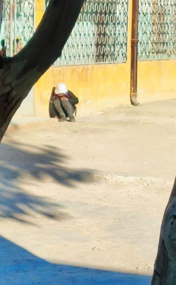 صورة لطالب في احد المدارس بالشمال السوري  اليوم بسبب انعدام مواد التدفئة 
في تلك المدارس