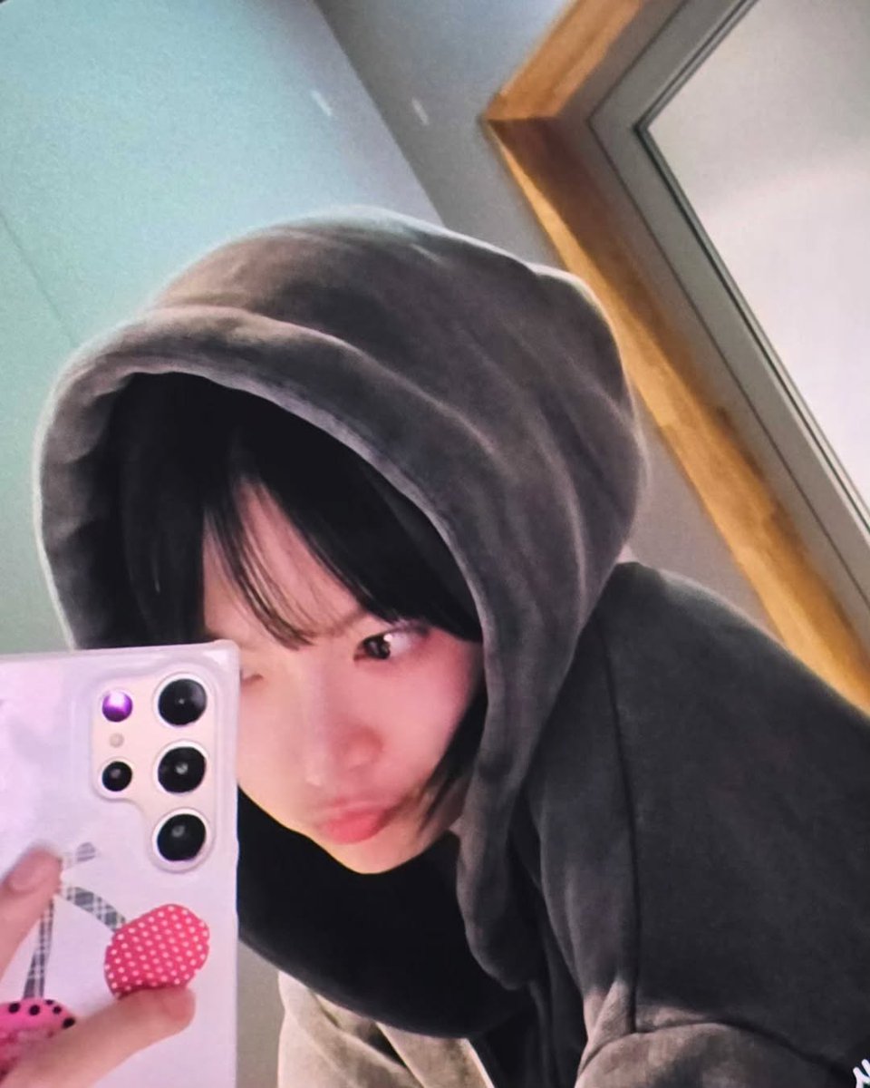 still posted up in my cozy hoodie, letting my flirtatious streak shine through! ★ can’t front, i feel unstoppable, like i stumbled upon a hidden treasure. guess i’m riding this sugar-sweet wave all day long! ૮₍ ˶•⤙•˶ ₎ა