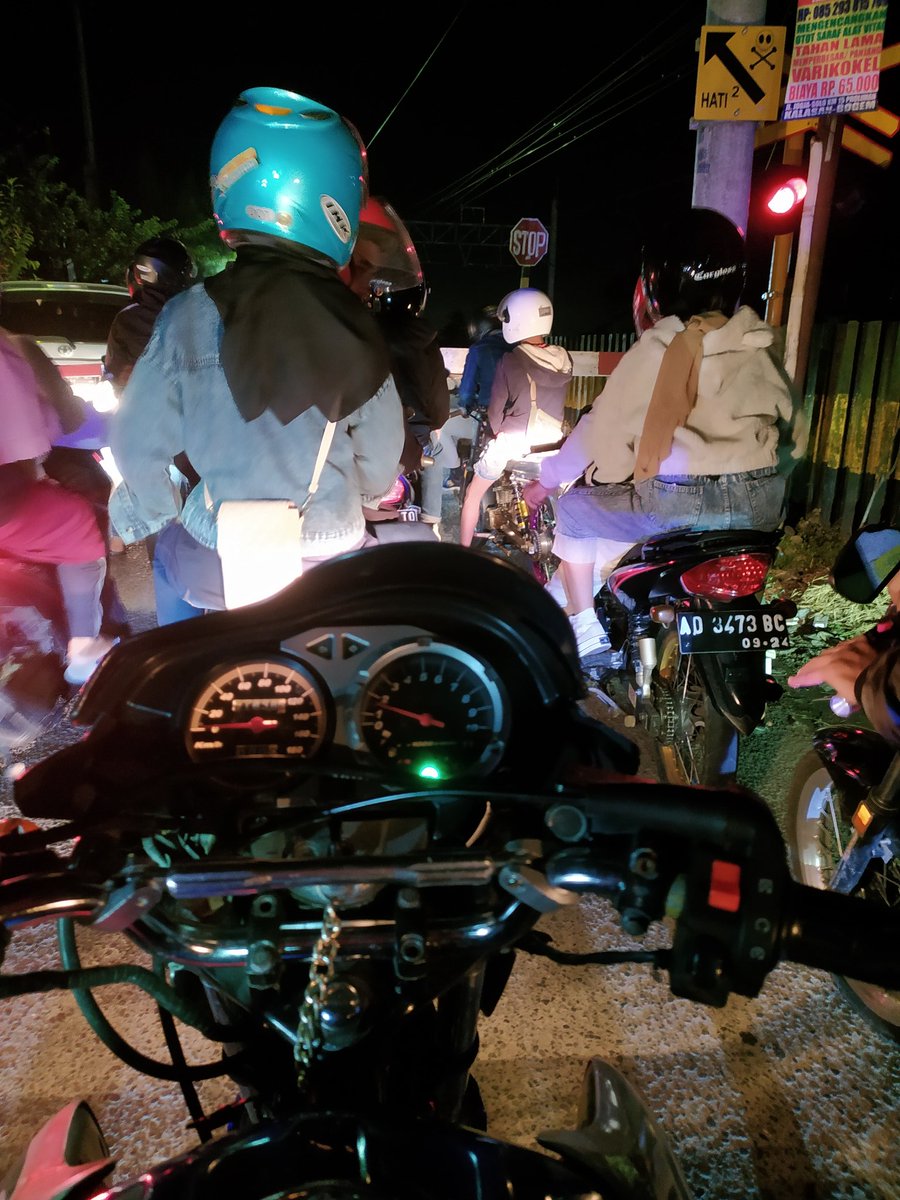MBim2x's tweet photo. @MarnoMbois Mandek kabeh koyo do ra tau weruh sepur wae, hihhhh nyrimpeti https://t.co/QBS3nH0iMe