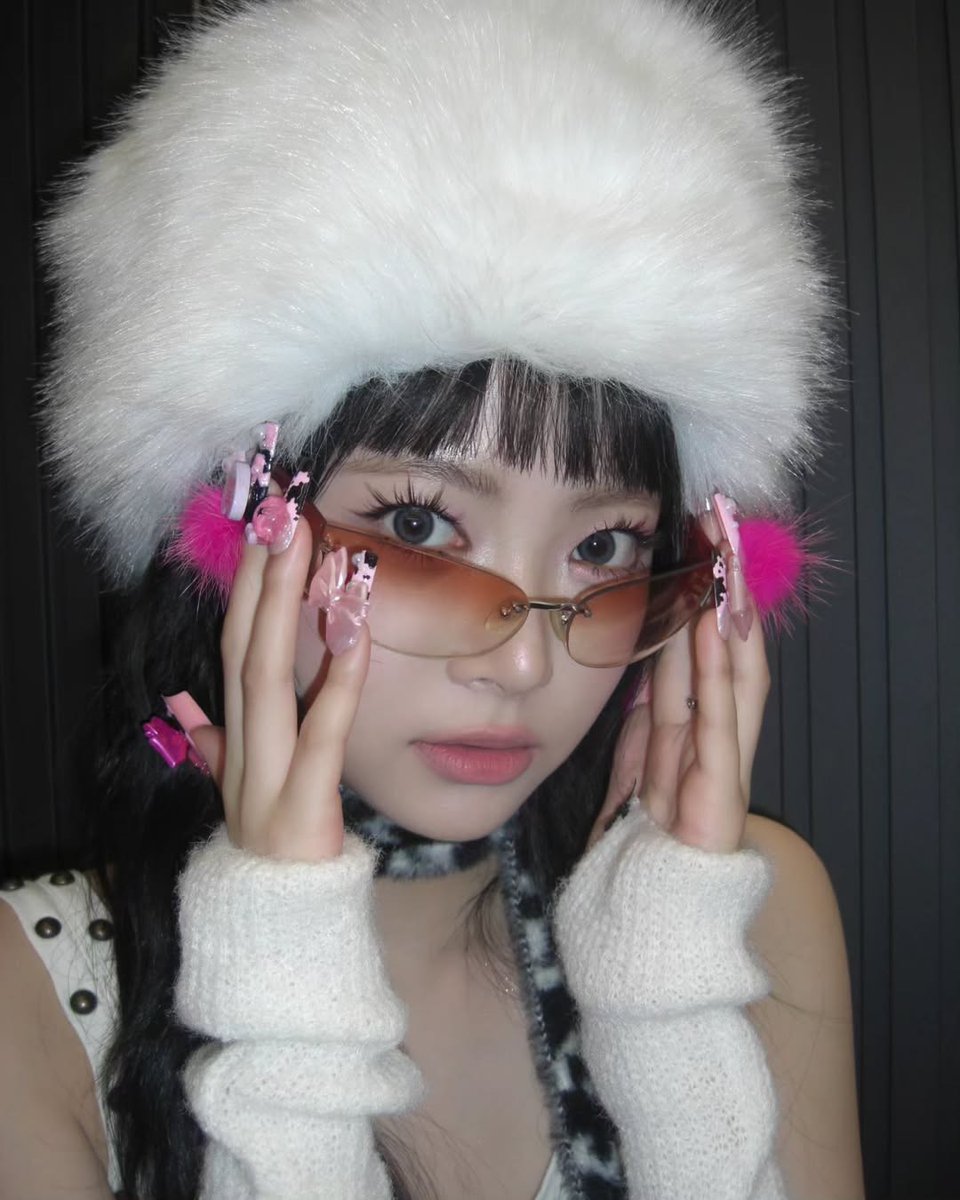 hey, i’m now conjuring a frosty wonderland aura with this glitzy accents, straight up living my best reverie! my flair is on full blast, and i’m shining bright for anybody who peeks. mhm, gonna let you see my glance! ꐑ𝅄˚Ꮺ