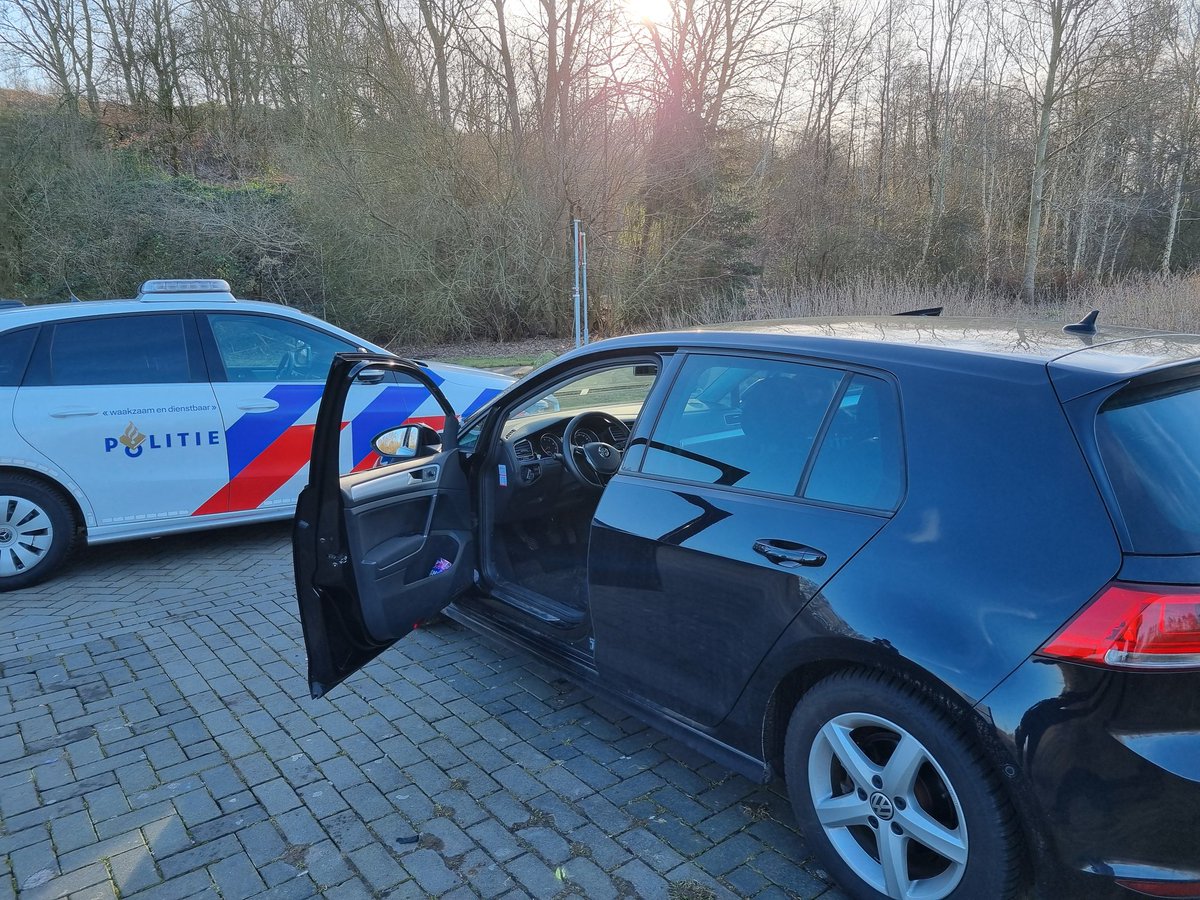 Lachgasgebruikers staande bij Muur van Emmen. Pv voor gebruik en rijverbod van 8 uur.