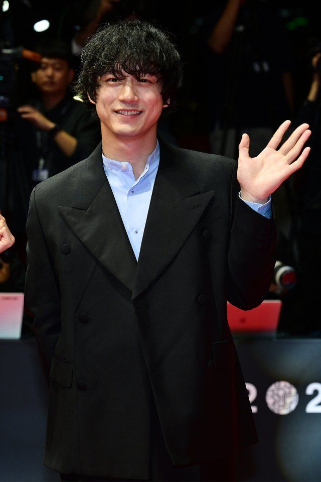 Sinsang menatap para hunter sekali lagi, lalu mengangkat tangannya.

"Ah, tapi sebelum kita benar-benar menutup malam ini, saya masih punya satu hal yang harus diumumkan!"

Ia mengeluarkan selembar kertas dan mengetuknya pelan di telapak tangannya, berdeham sebelum melanjutkan.