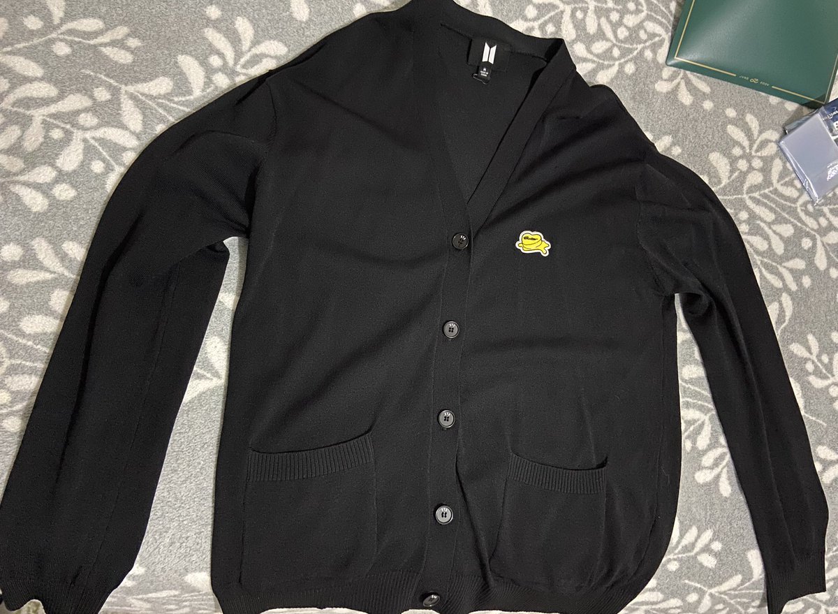 GoldenMoonLab's tweet photo. BTS butter merch hırka + pc seti satış 
biraz hızlı çektiğim için düzeltmemişim hırkayı 🥲1 kez deneme için giyildi, hasarsız 
M beden salaş hırka 
@btssatistakas @pcsatistr @btssatis13 @bangtantakas @bgsatistakass @btssatisvetakas @BTSARMYtakas @btstakasatis @trpctakas @peacrry https://t.co/2pmKfSH2Ua