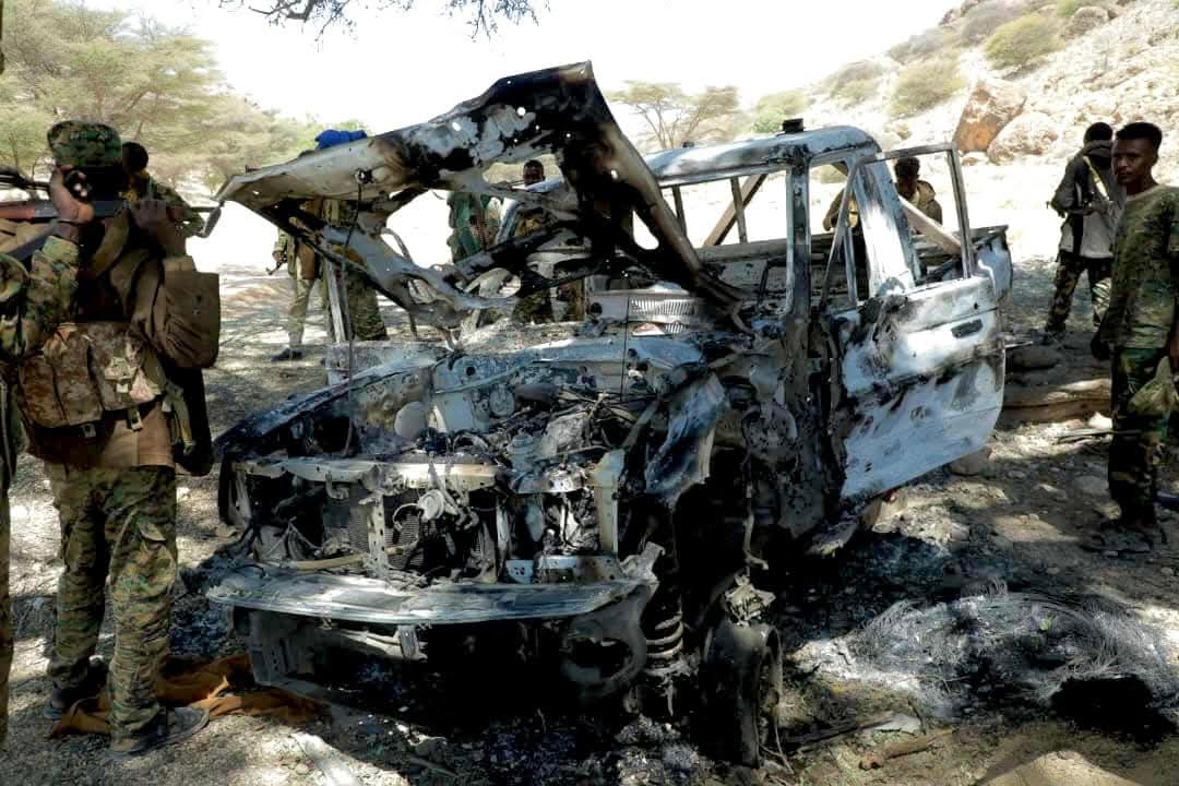 galkacyoonline's tweet photo. The #Puntland Defense Forces showcased the areas they seized from #ISIS terrorists. They successfully took control of these locations #Curar #Daray-madoobe in the #Al-Amisqaad mountains .
The forces displayed pictures of burned vehicles and also displayed the bodies of #ISIS terrorists. It has been confirmed that the vehicles were hit by airstrikes.