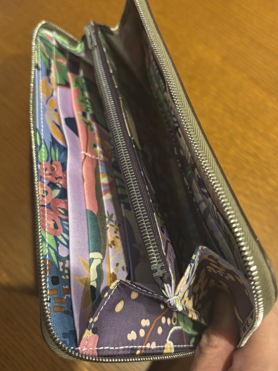ko___co's tweet photo. 12年ぶり？にお財布新調。
シルクインからシルクインへ。領収書大量の民ということもあり、使いやすさ・丈夫さ・薄さでこちらの右に出る者なし！お値段は倍になっていたけれど…🥲
今年こそ持ち物を厳選して洗練された暮らしがしたい。長財布買ったばかりだけど小さい鞄で出かけたい笑
#2025購入品 https://t.co/zo7Fohhbrh