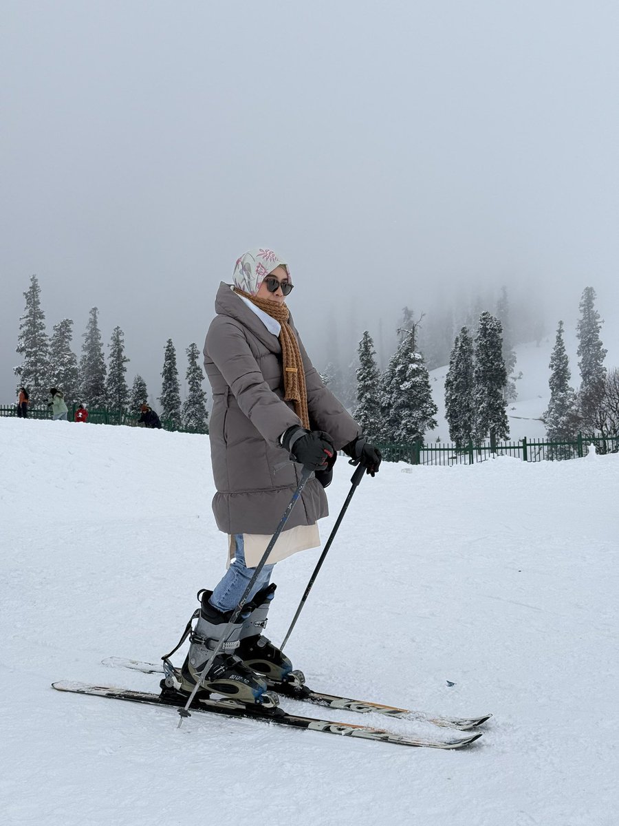 ZeeraNicks's tweet photo. gulmarg, winter trip tahun ni 😶‍🌫️ 
fell in love dgn kashmir,banyak sgt tempat cantik.

go open trip, jgn ambik private byk kena scam nanti. https://t.co/8WU0h6uyTO