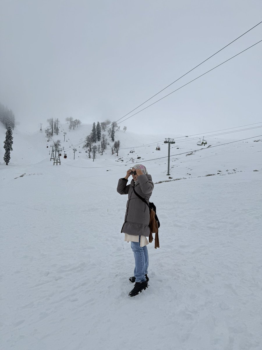 ZeeraNicks's tweet photo. gulmarg, winter trip tahun ni 😶‍🌫️ 
fell in love dgn kashmir,banyak sgt tempat cantik.

go open trip, jgn ambik private byk kena scam nanti. https://t.co/8WU0h6uyTO