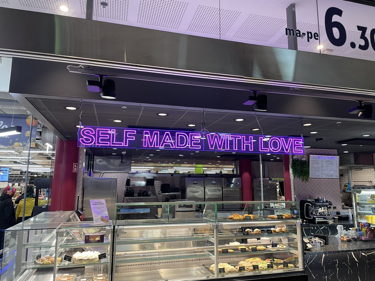 Kampin keskus. Sanat vailla merkitystä. Oikeaa englantia olisi ”made here/in-store/by us”. Mutta iso kysymys on: 
Miksi suomalaiset viestivät toisilleen englanniksi?
Täällähän suomea osaavat asiakkaat ovat enemmistö.