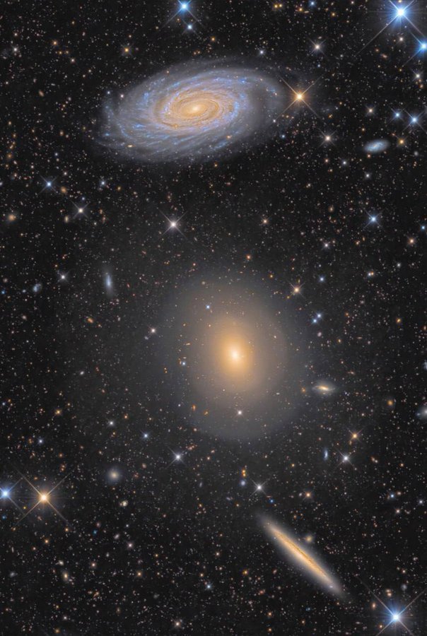 konstructivizm's tweet photo. A trio of galaxies in the constellation Draco.

At the top is the spiral galaxy NGC 5985, in the center is the elliptical galaxy NGC 5982, and at the bottom is the edge-on spiral galaxy NGC 5981. All three galaxies are between 100 and 140 million light-years away.
Hubble https://t.co/KwpzGMTxfh