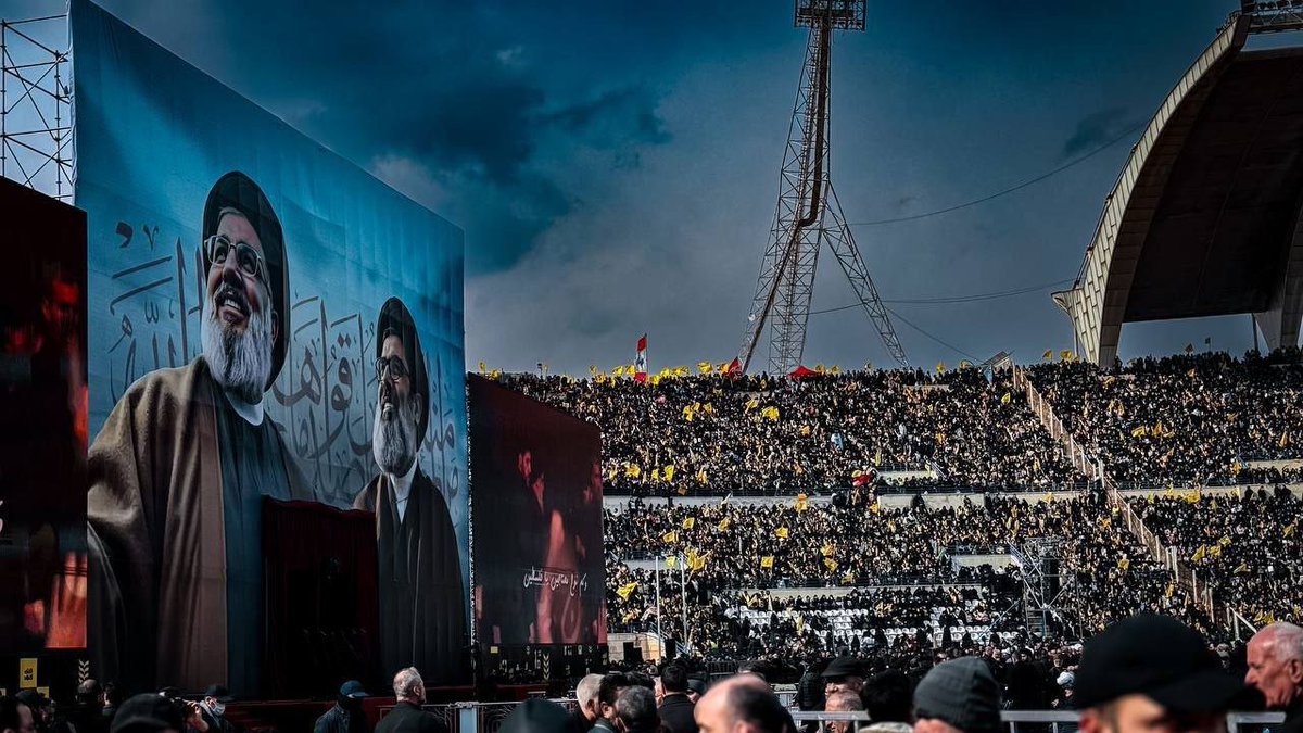 ما كنتُ أحسَبُ قبلَ دفنكَ في الثَرى
أنَّ الكواكِبَ في التُرابِ تَغورُ
ما كُنتُ آمُل قبلَ نَعشِكَ أن أرى
رَضوى عَلى أيدي الرِجالِ تَسيرُ