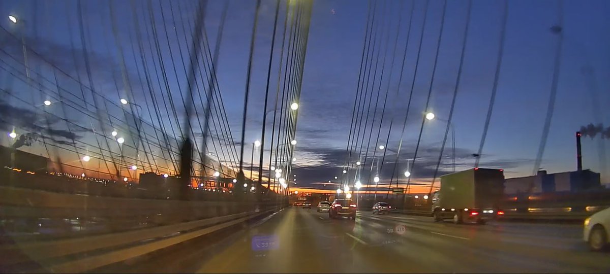 В честь праздника над Питером было много флагов России. Благостно.