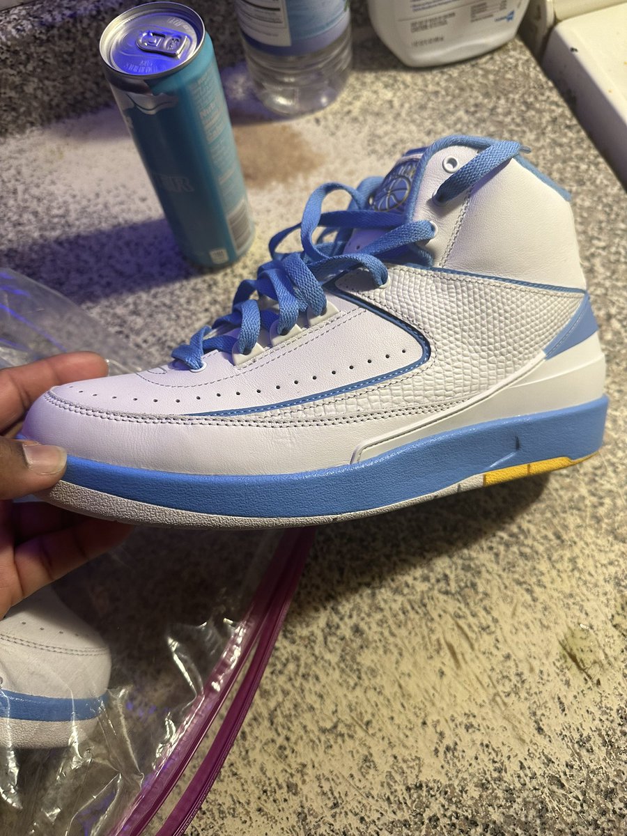 fatboyswagg88's tweet photo. @SellKicksSunday Jordan 2 melo og all #size9andahalf https://t.co/b4GK4Z3TRz