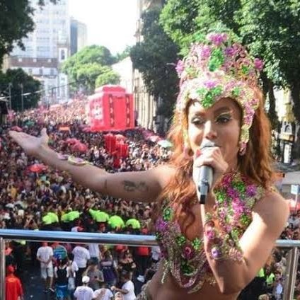 reportersalles's tweet photo. Já posso falar sobre a festa escrota que chamamos de "cultura"?

Carnaval, a festa do terceiro mundo e a decadência moral do Brasil

Foliões suados se espremem em ruas imundas ao som de hits obscenos. O cheiro do álcool paira no ar e se mistura ao odor forte de maconha, cerveja e urina. As pessoas seguem o trio elétrico desviando de casais emaranhados, garrafas vazias, vômito e preservativos usados espalhados pelo chão.

Os furtos são tão comuns nessa época do ano, que os foliões costumam carregar celulares antigos no bolso. O aparelho fica reservado para o ladrão. É o velho ditado: dos males, o menor. O importante, claro, é que Ivete está tocando ao fundo e a pegação está rolando. Começou o Carnaval!

Cenas grotescas como essas se repetem anualmente e revelam a preocupante decadência moral e cultural que alimenta a indústria do Carnaval no Brasil.