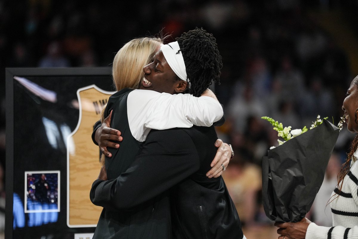 VandyWBB's tweet photo. Thank you, @janenwaba 💛🖤

#AnchorDown https://t.co/X27aJNeWyU
