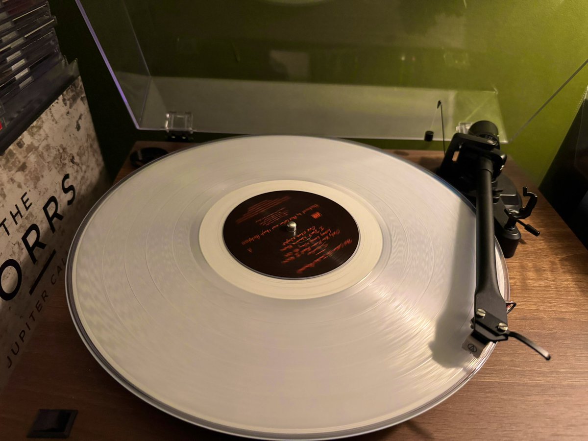 RecordCollect10's tweet photo. #NowPlaying #PhilCollins & his superb 3rd studio album, 1985’s #NoJacketRequired
This is the 2016 clear #vinyl repress - sounds superb! UK/US/AUS No. 1, the album sold 25 million copies worldwide with huge hits like #Sussudio #OneMoreNight #DontLoseMyNumber
#RecordCollector https://t.co/Mx9gE2mkYc