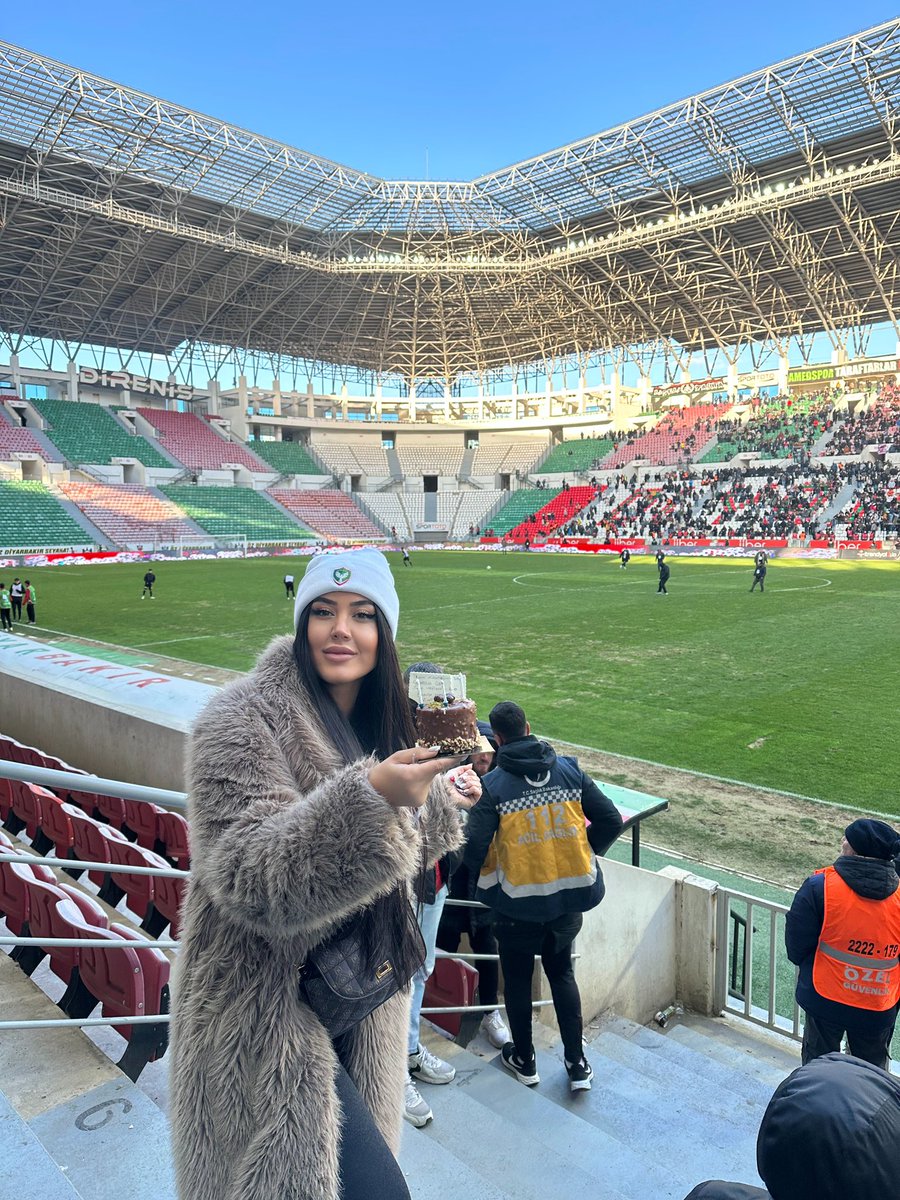 NilCacan's tweet photo. - Hoşgel yeni yaşım 🎂 2302🥰

#yeniyaş #hoşgeldin #Diyarbakır https://t.co/xaSiVtLqHP