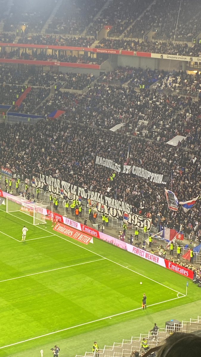 C’est la fête au #PSG et au Qatar. Avec des messages d’amabilité à Nasser Al-Khelaïfi. #Lyon1950 #OL