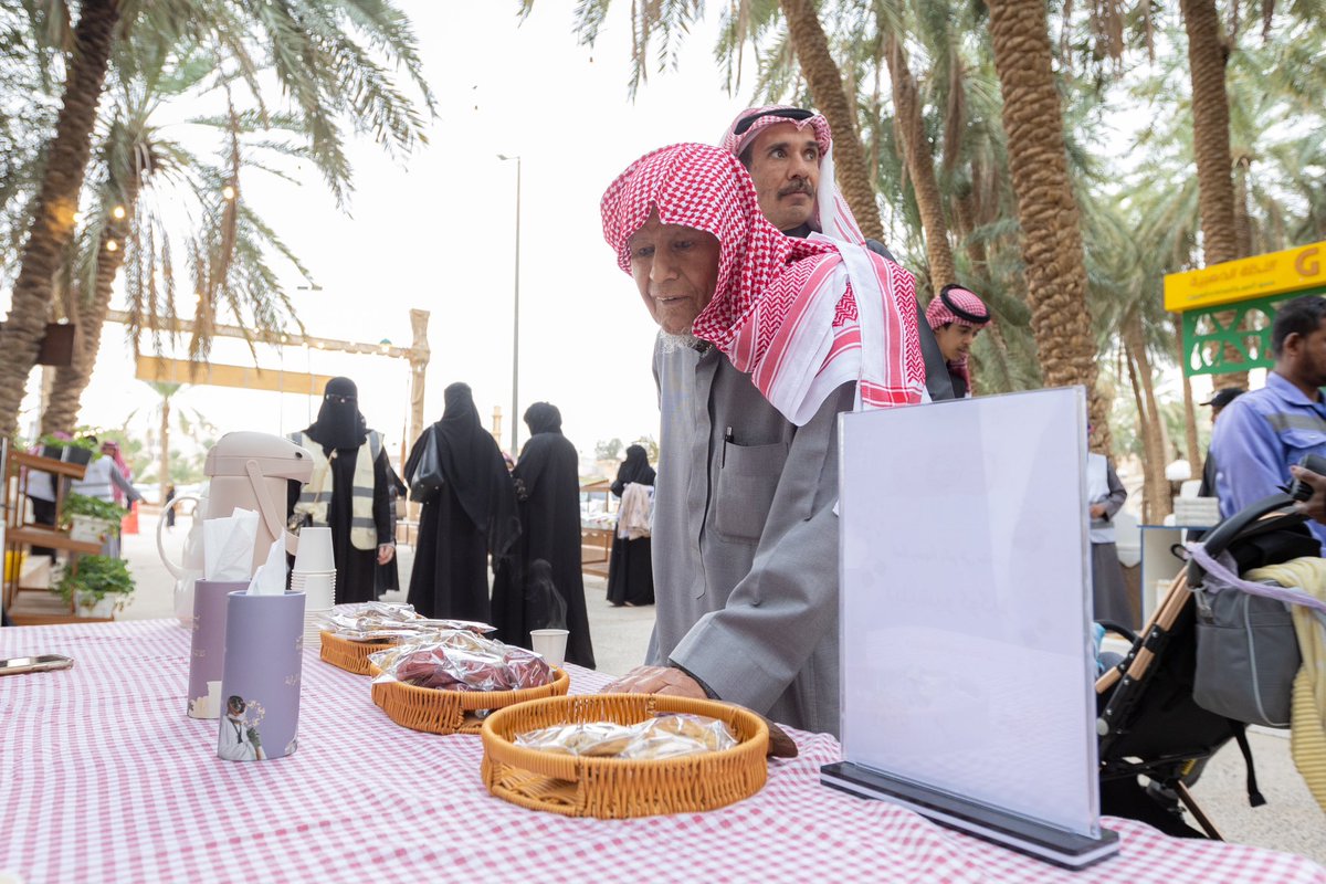 falaleeh1's tweet photo. 📸| مشاهد من سوق الفلاليح في جادة السواقي 🌴 بمحافظة #البكيرية في يومه الرابع والذي يستمر حتى يوم الخميس القادم.

#القصيم https://t.co/VwiJKOyYXn