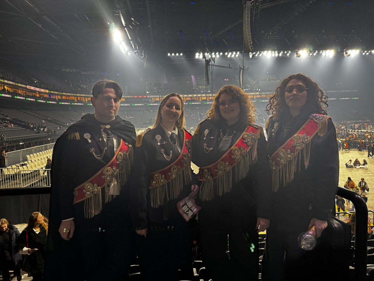 Lea_Soste's tweet photo. Hello tout le monde, j’ai une petit question! 
Avec mes amis nous étions au concert hier, nous recherchons des photos/vidéos de nous dans nos outfit (nous avons posés avec certains d’entre vous)!🥰🥰
Merci pour vous compliments ❤️
Je joint une photo de nous #ATEEZinParis https://t.co/vIUjYZmKSF