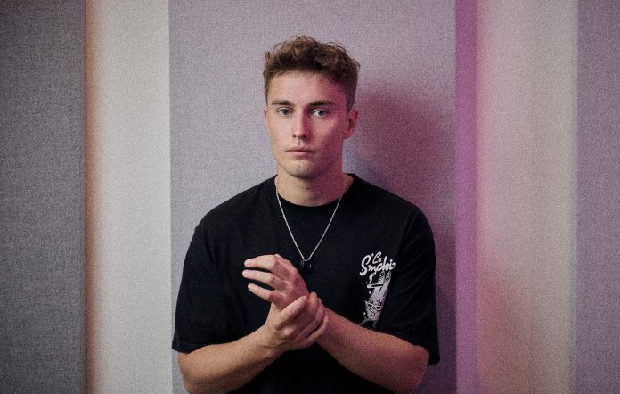 Official Charts (@officialcharts) on Twitter photo He's just released his third album 👀 And <a href="/samfendermusic/">Sam Fender</a> is already ahead for some HUGE movements up the chart this week 📈 officialcharts.com/chart-news/oas… He's just released his third album 👀 And <a href="/samfendermusic/">Sam Fender</a> is already ahead for some HUGE movements up the chart this week 📈 officialcharts.com/chart-news/oas…